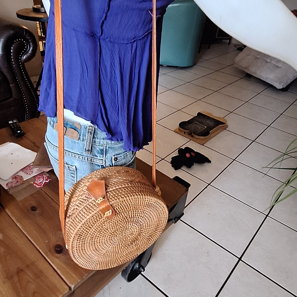 Round straw purse